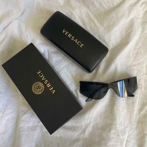 VERSACE GRECA SIGNATURE SUNGLASSES (AUTHENTIC)